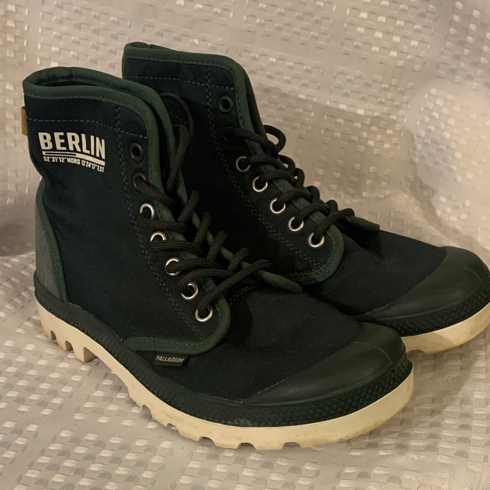 Palladium women’s olive green lace up boots, size 7.